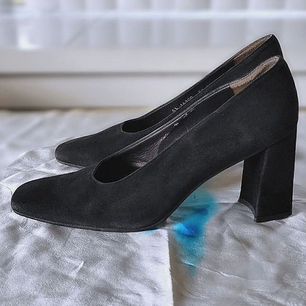 Vtg Stuart Weitzman black suede block heel square toe pumps